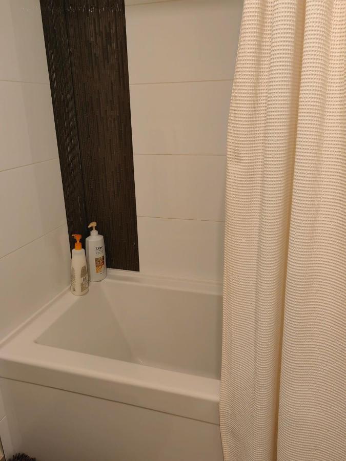 Lovely 1 Bedroom Condo Victoria Extérieur photo